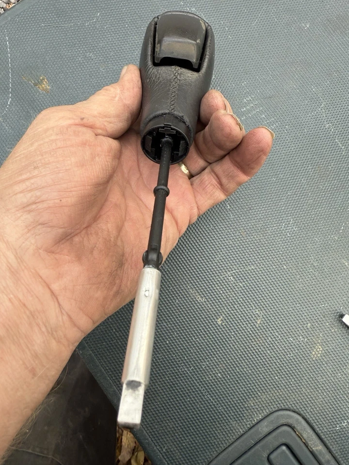 Pomo de cambio de marchas Volvo 2004-2007 V70 XC70 04-09 S60 cuero gris automático Foto 3 de 4