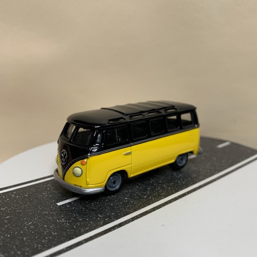 Johnny Lightning Volkswagen #33 1960 VW Type 2 T1 Samba Bus Yellow/Black 1:64 NM - Picture 2 of 15
