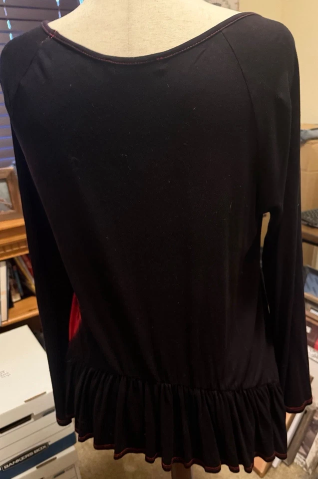 Precioso top tejido negro manga larga rojo tinte de Chatoyant, talla grande.  Foto 3 de 3
