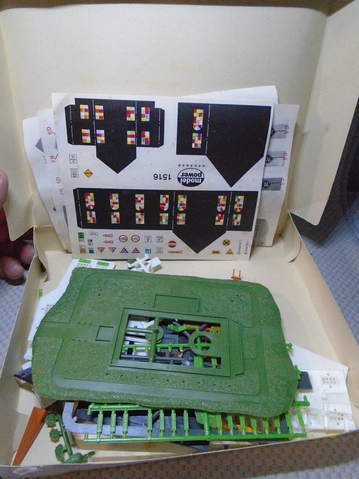 Model Power #1516 N Scale-- large church KIT IN ORIGINAL BOX - Image 2 of 2