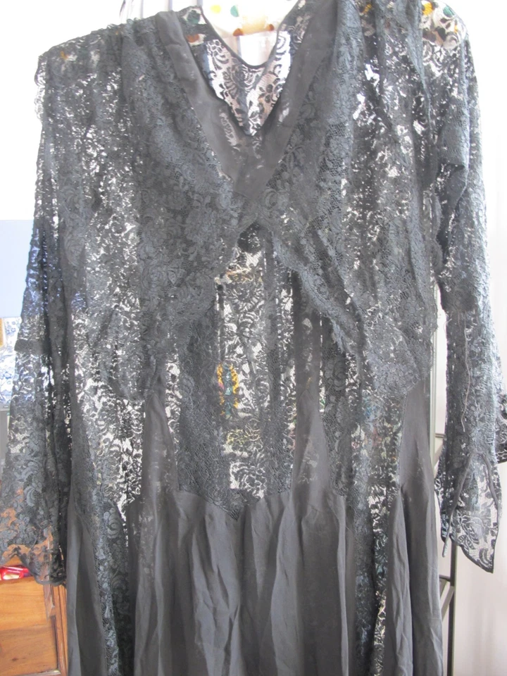 ANCIENNE ROBE NOIRE 1930 EN DENTELLE ET MOUSSELINE TRAVAILLEE PARFAIT ETAT - Photo 2/4