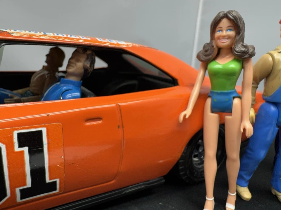 VTG ERTL 1981 DUKES oF HAZZARD GENERAL LEE 1969 CHARGER 1:18 Plus Action Figures - Image 3 of 4