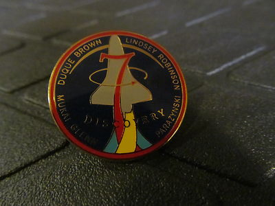SHUTTLE DISCOVERY 7  STS-95  JOHN GLENN 1 INCH  LAPEL PIN 