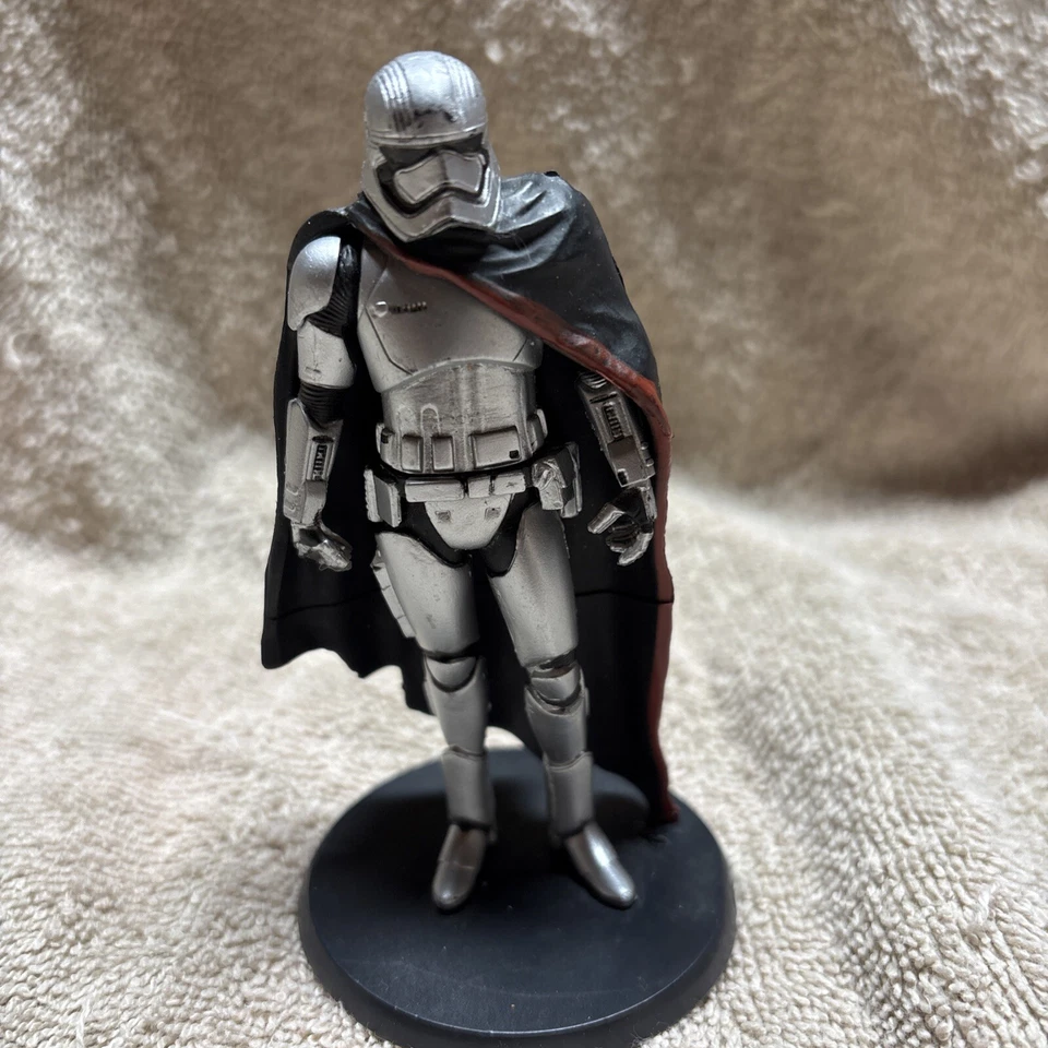 Figura de acción Star Wars Captain Phasma Elite Series en base Foto 2 de 4