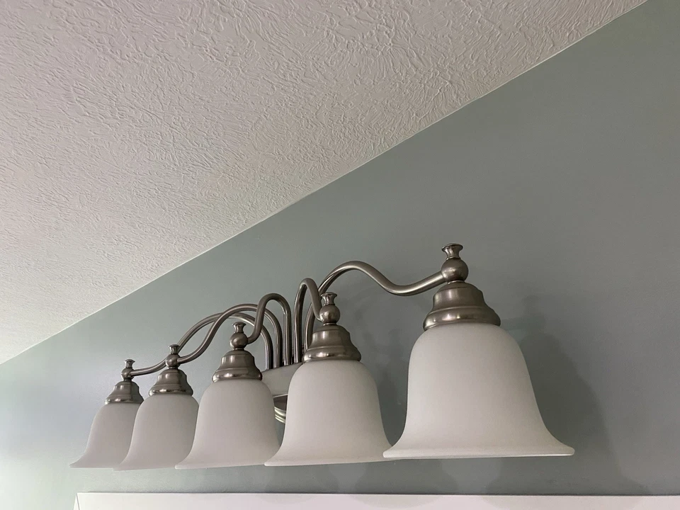 Lámpara de tocador de 5 luces de níquel cepillado con globos de vidrio esmerilado excelente estado Foto 2 de 3