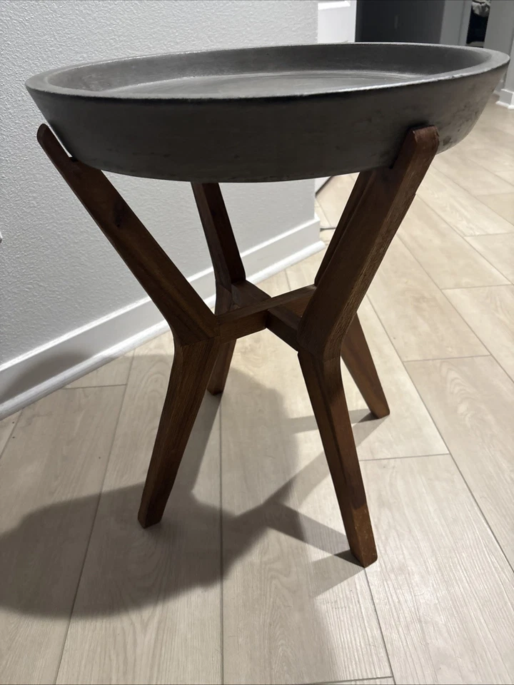 Mesa auxiliar Safavieh Celeste en gris, tapa redonda de hormigón y base X de madera natural Foto 4 de 4