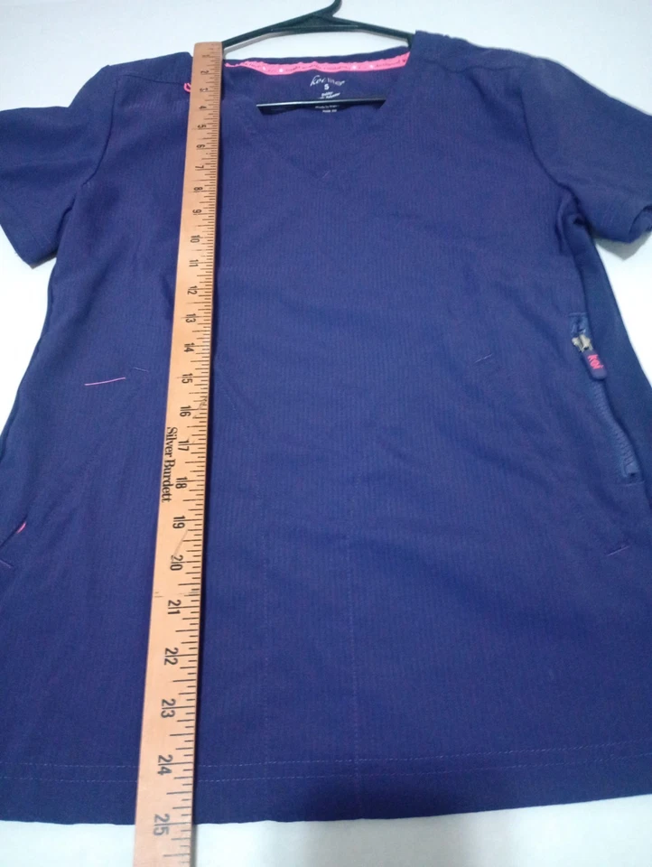 Conjunto Exfoliante Koi Lite Púrpura Para Mujer Pequeño Calce Ajustado Dobby Top Uniforme Médico Foto 4 de 4