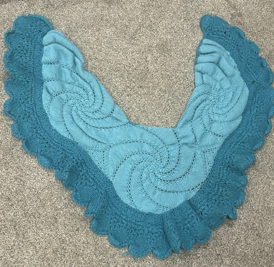 Mantón tejido verde azulado con bordes con volantes Foto 3 de 4