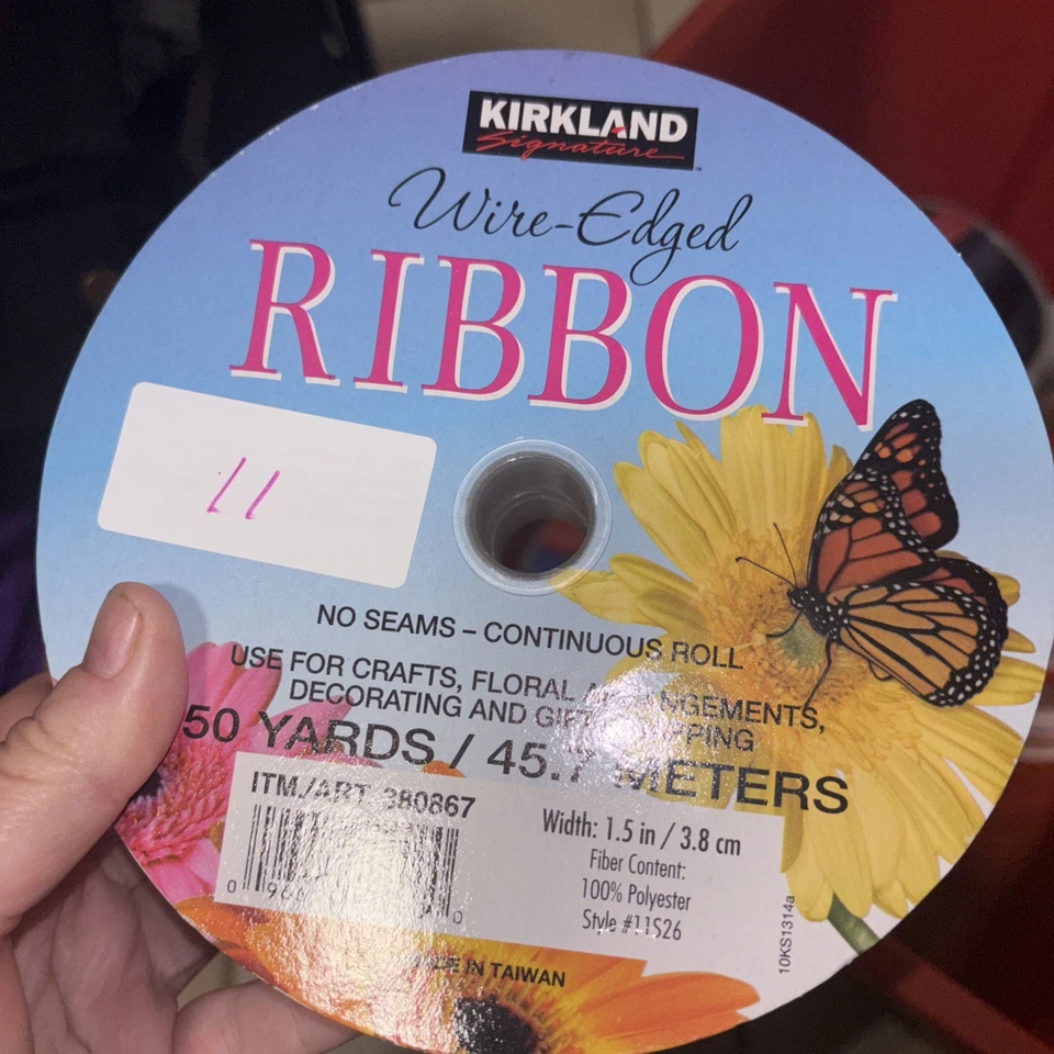 Rollo continuo Kirkland con bordes de alambre de cinta 1,5" x 50 yardas blanco con corazones rojos Foto 2 de 4