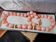 Halskette aus edler Engelshautkoralle mit 585 Goldschließe Und Gold Elementen 