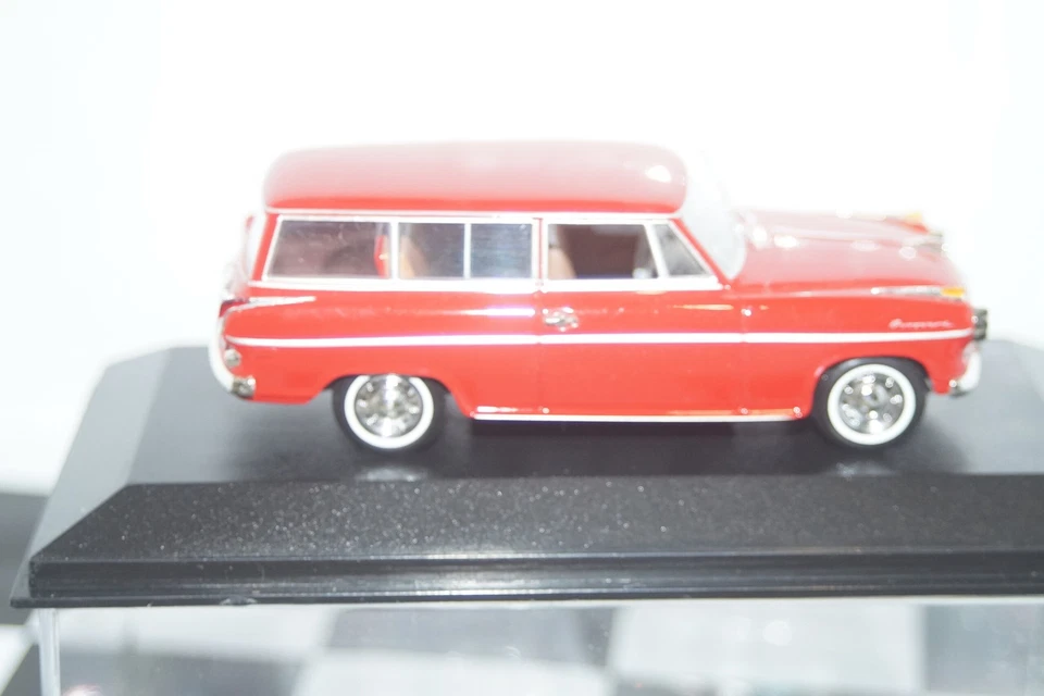 Minichamps Borgward Isabella 1958 in red 1:43 ref 400 096010 - Image 4 of 4