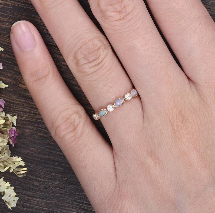 Alianza de boda apilable media eternidad milgrain de diamantes y ópalo corte marquesa Foto 3 de 4