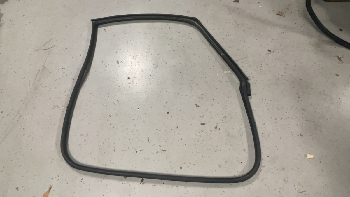 ru97531 2002-2013 MINI Cooper Hatchback Right Pass Door Seal 51767151384