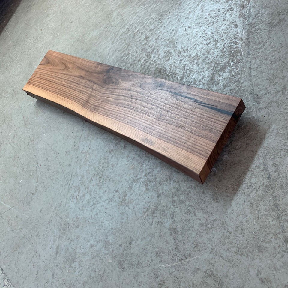 Étagère Murale En Noyer Massif Avec Bord D'arbre (Wandboard) - 80 Cm - Neuf Fait Main