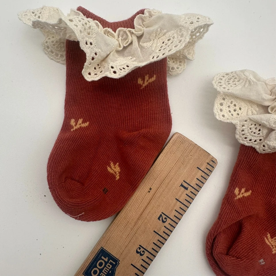 Un par de calcetines de bebé estampado rojo blanco dobladillo de encaje puño elástico talla 0-6 meses Foto 4 de 4