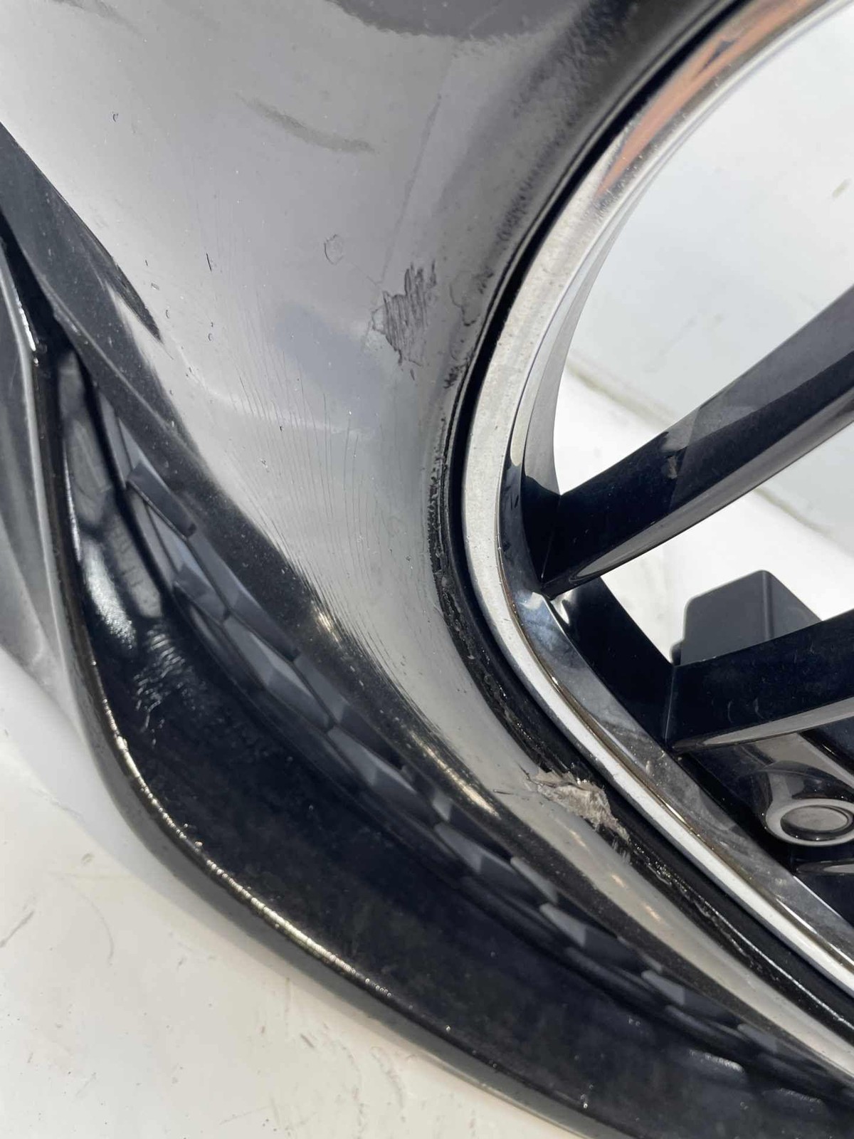 2014-2017 Maserati Quattroporte Front Bumper Assembly Scratches Cracks