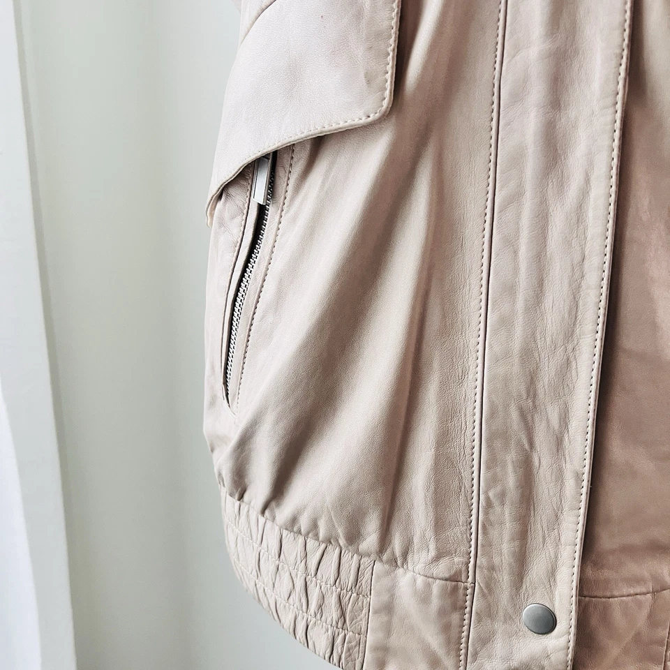 Chaqueta Club Monaco Piel de Cordero Cuero Color Crema Hebilla Sin Mangas -Talla Pequeña Foto 4 de 4