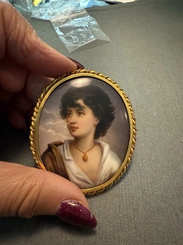 VTG ANTIQUE ROLLED GOLD & PORTRAIT 2 3/4” Pin/ Brooch- Costume Jewelry