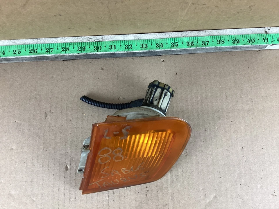 1986 - 1988 年水星貂前左驱动器侧转角转向信号灯原始设备制造商 — 第 4/4 张图片