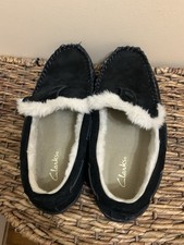 Clarks woman  s black Suede Outdoor Indoor Moccasins Slippers faux fur lining 8 M