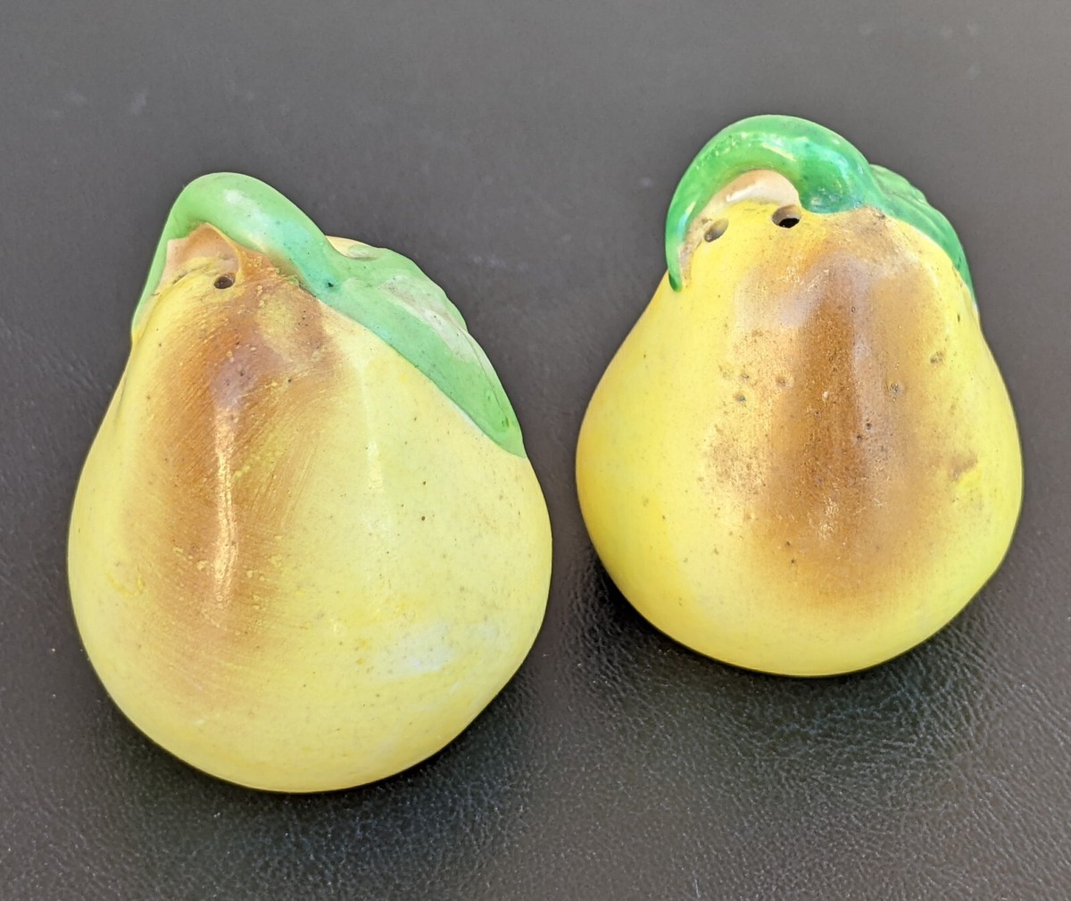 pepereページ Vintage Hand Petite Yellow Pear Pair Porcelain/Ceramic Salt/Pepper