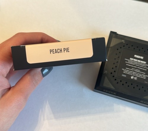 Huda Beauty Easy Bake and Snatch pressato schiarente set polvere torta di pesca - Foto 6 di 6