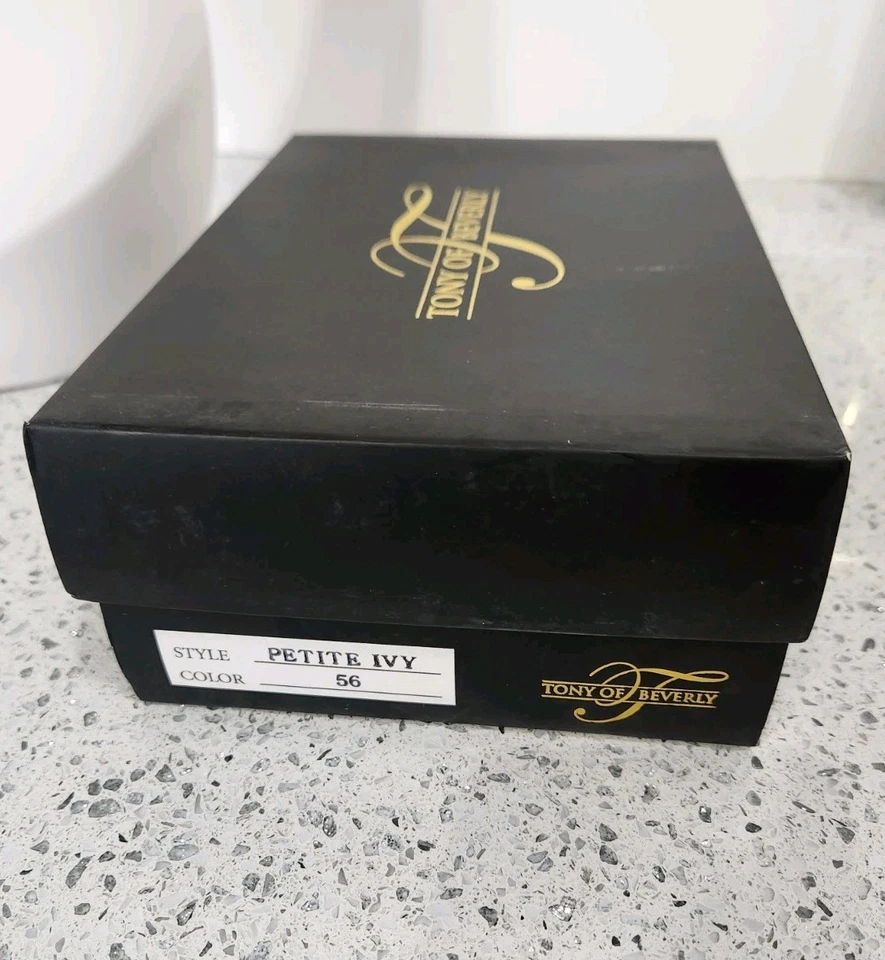 Peluca corta rizada gris Petite Ivy de Tony Of Beverly 56 talla PETITE Foto 2 de 4