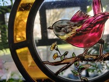 Petit vitrail figuratif  "à l'oiseau", peint main, avec chaînette de suspension