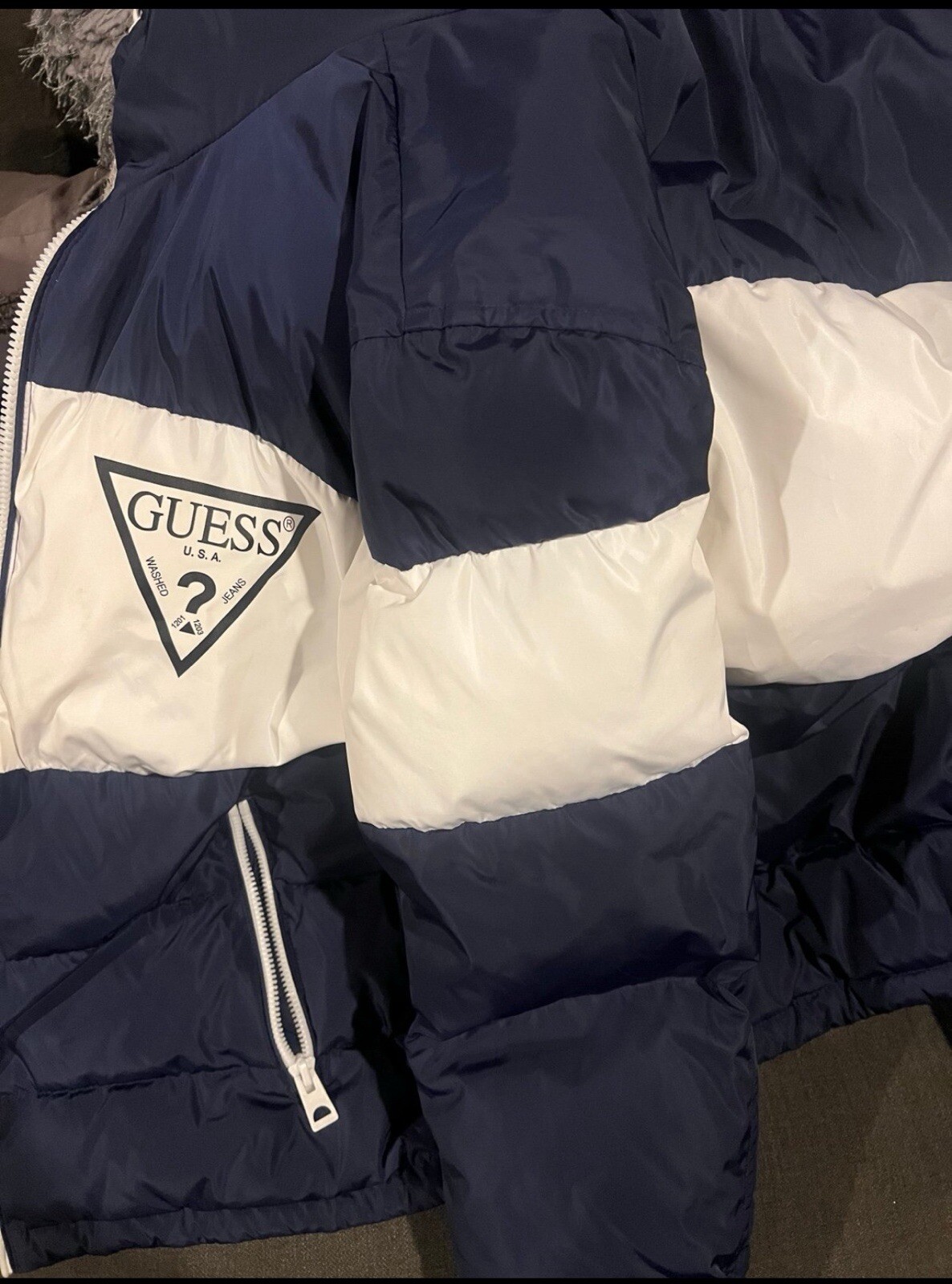 Guess Puffer Jacket for Men in Medium Size – Stylish Winter Warmth with a Sleek Design-image