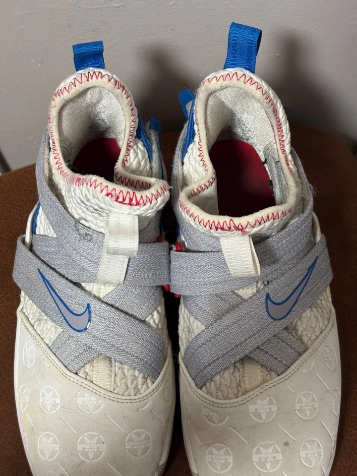 NIKE JÓVENES NIÑOS TALLA 4Y GANCHO Y BUCLE MEDIO TOP DEPORTIVO LEBRON SOILDER AA1352-101 Foto 4 de 4
