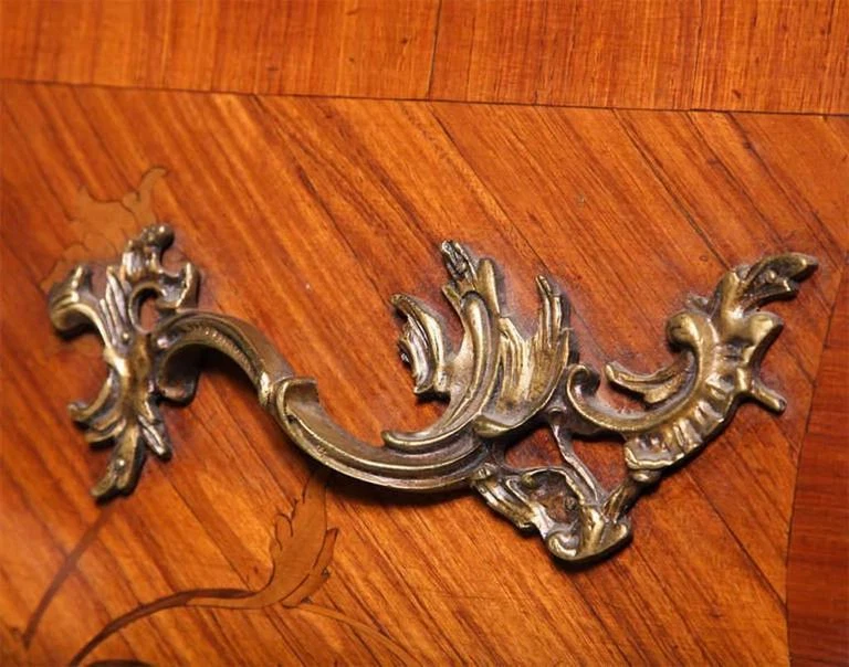 Cómoda bomba de marquetería floral estilo Luis XV francés Kingwood Foto 3 de 4