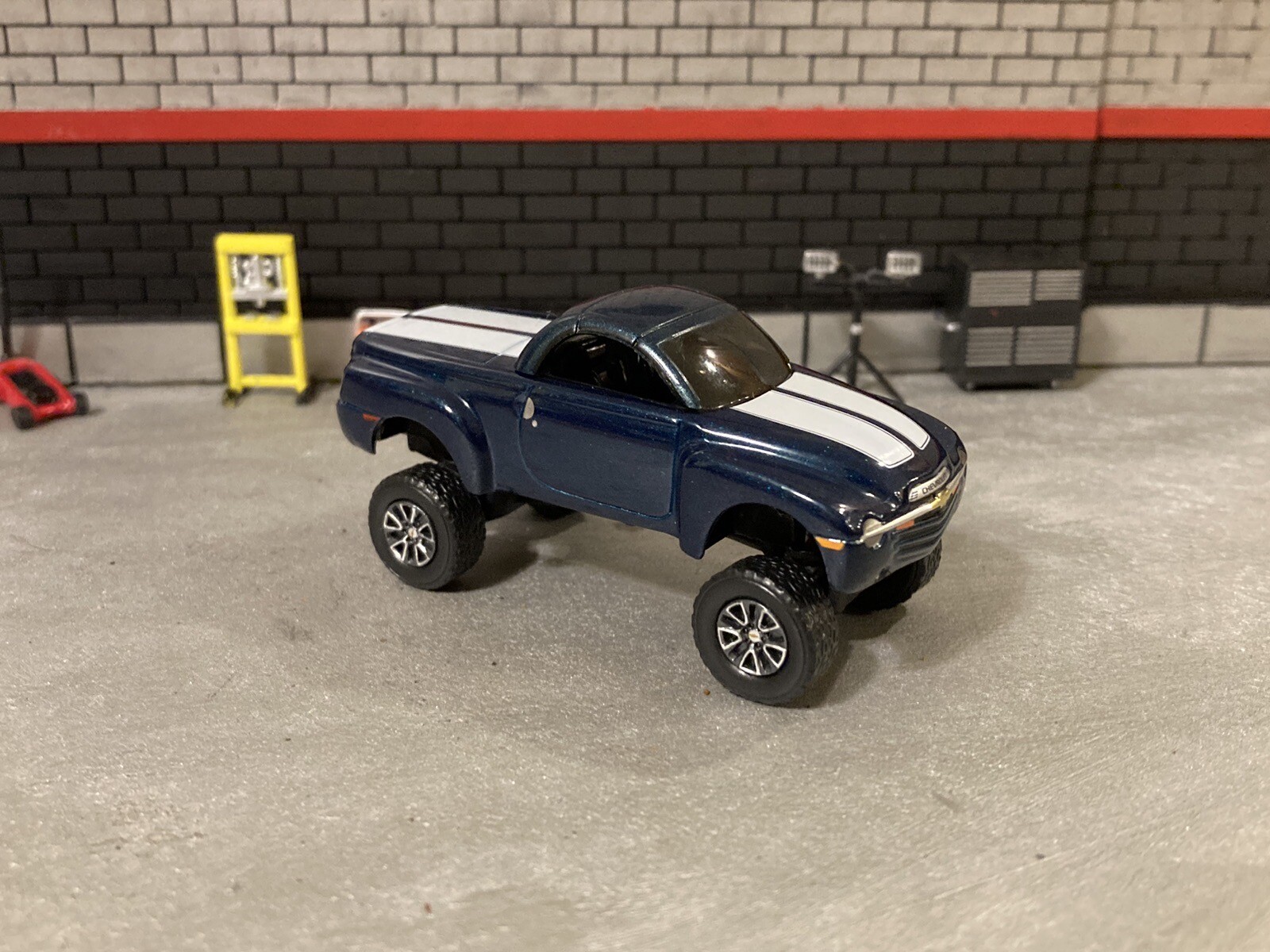 2005 Chevy SSR Lifted 4x4 Truck 1/64 Diecast Custom Off Road 4WD Mudder ...