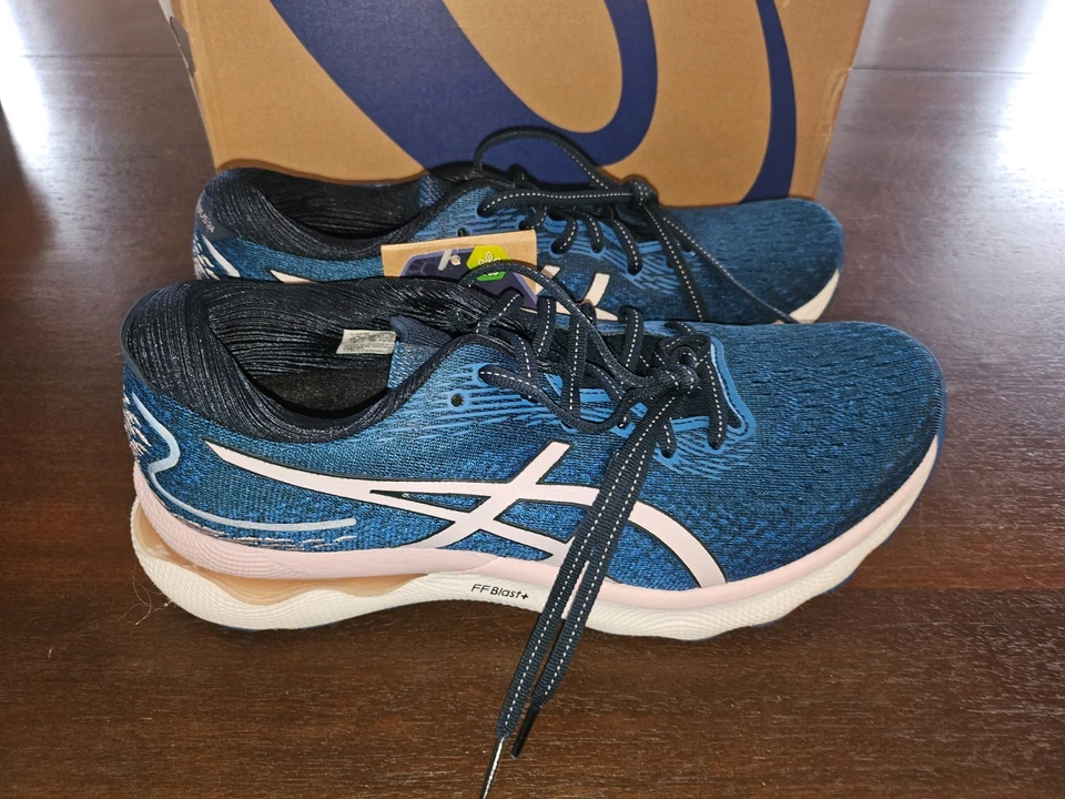 Zapatos para correr ASICS® 9 B GEL-NIMBUS 24 para mujer en azul francés/apenas rosa Foto 4 de 4