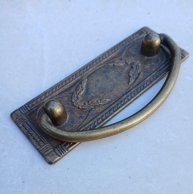 1 Stück - Vintage Schubladengriff massiv Messing verziert 96 x 34 mm - 64 mm Befestigungsmitten