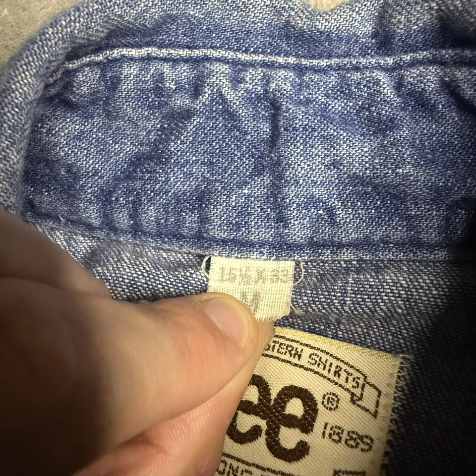 VTG Lee Men Medium 15.5x33 Denim Shirt Pearl Snap Western 70s Long Tails USA - Image 4 of 4