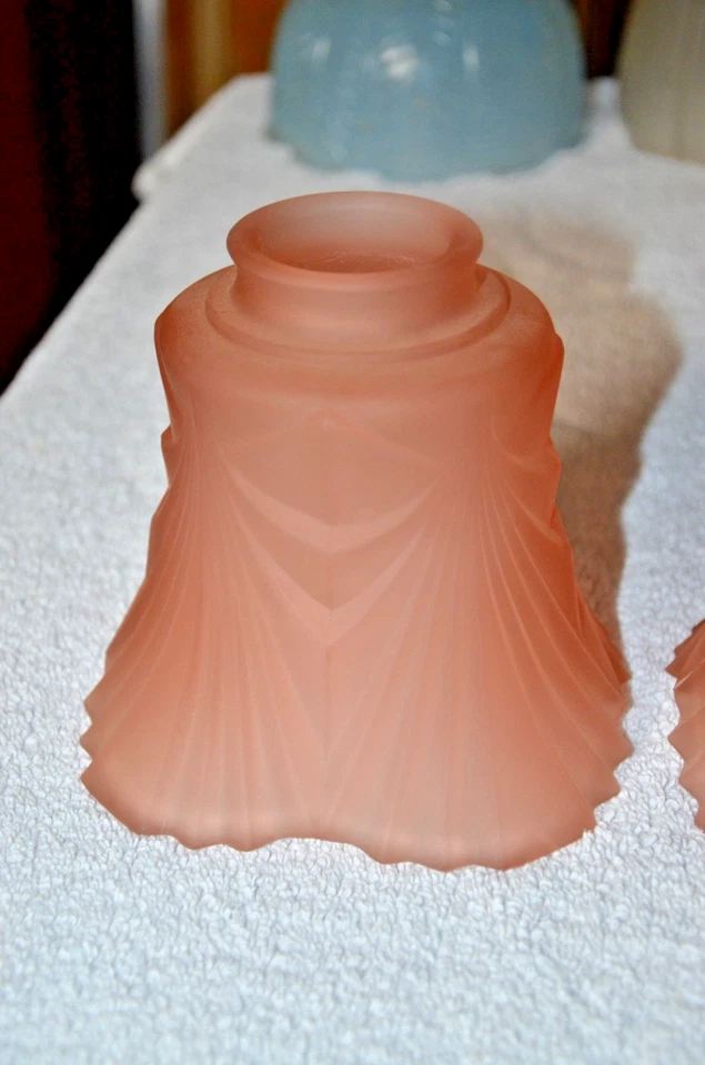 Cantidad 2 pantallas de lámpara colgantes de vidrio rosa raro - 2 1/4" Foto 2 de 4