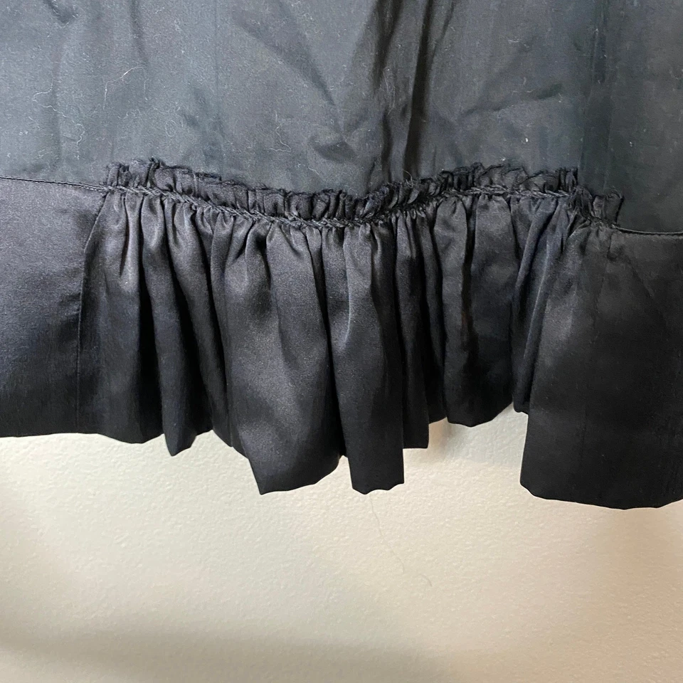 Minifalda plisada Moschino barata y elegante negra satinada con volantes talla 8 Foto 4 de 4