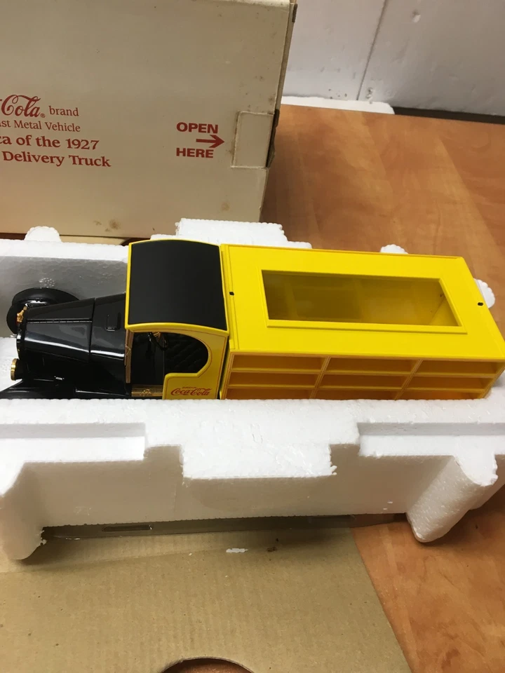 DANBURY MINT 1927 COCA COLA DELIVERY TRUCK 1:24 DIE CAST - Image 3 of 4