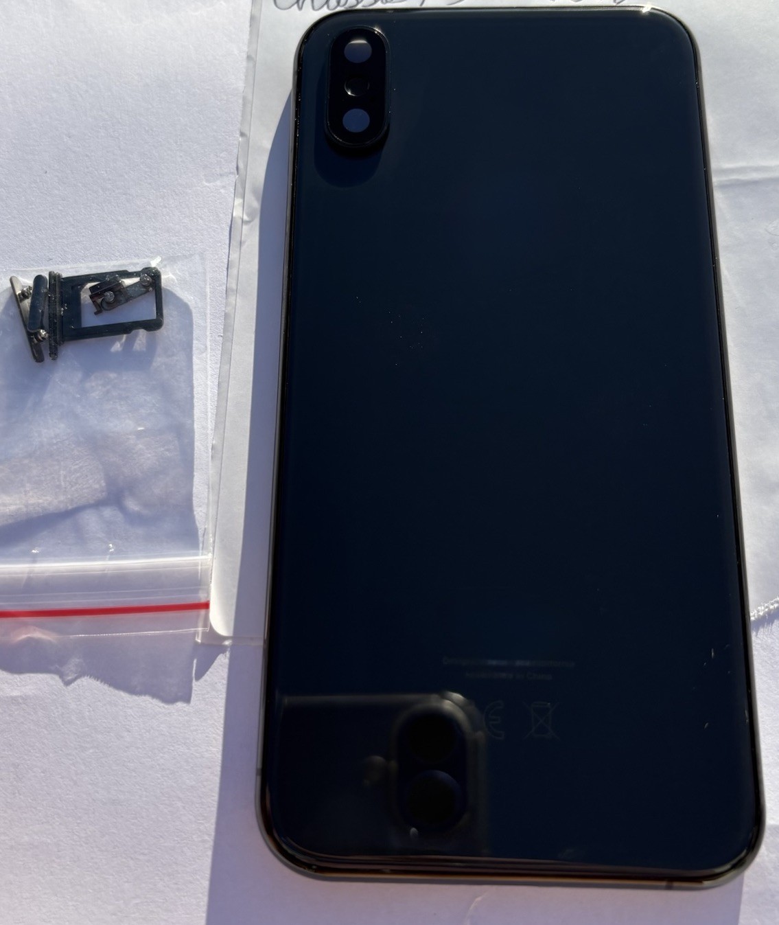 Châssis iPhone XS noir pour réparer une vitre arrière brisée et coque tordue