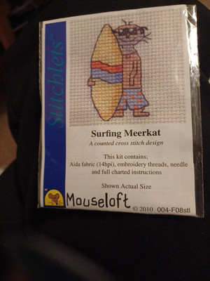 Mouseloft Stitchlets Kreuzstich-Set ''Surfing Erdmännchen''