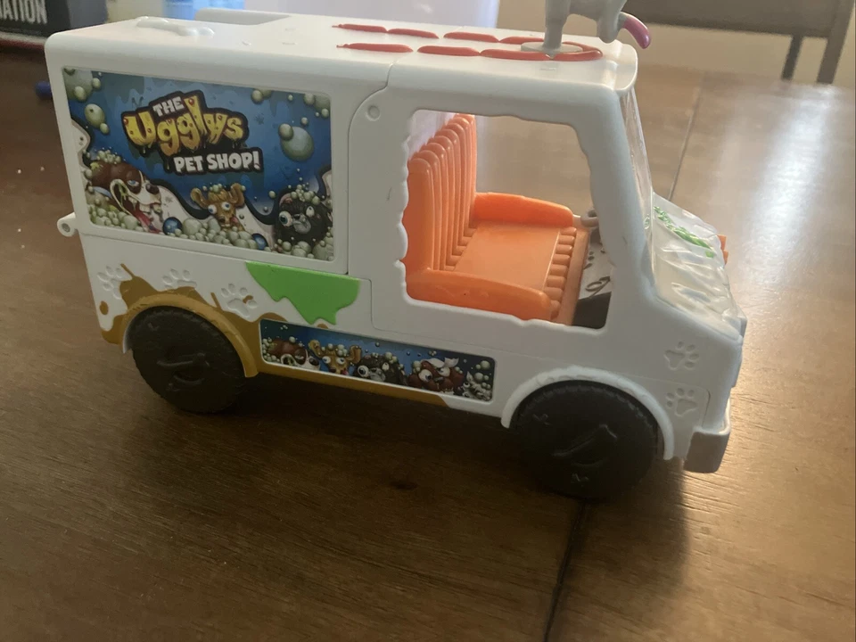 The Ugglys Pet Shop! Dirty Dog Wash Van And Apartment + 6 Ugly Pets - Image 2 of 4