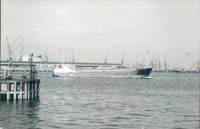 British MV Hoo Tern off gravesend 1988 ship photo outbound