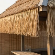 Plastic Thatch Tile Realistic Look Synthetic Straw Roofing Fireproof for Gazebo