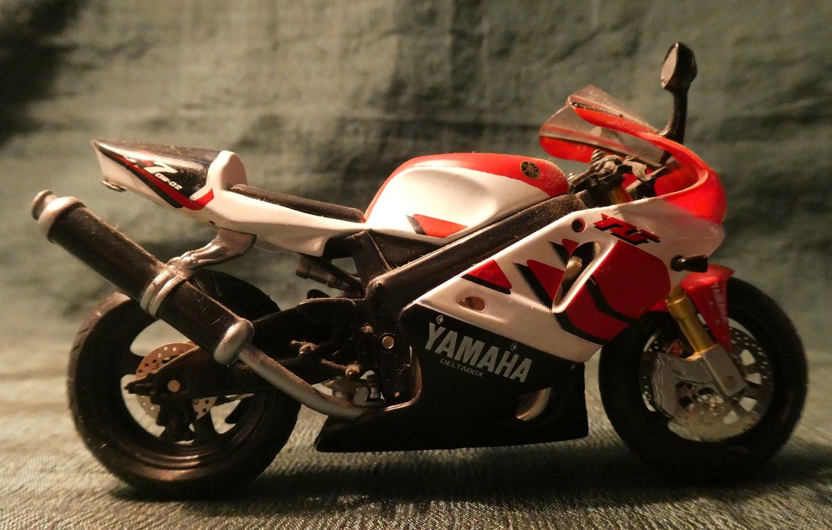 Modèle Réduit Aprilia R53 2004 MC WILLIAMS - Échelle 1/24 Sur Socle - Neuf (vitrine)