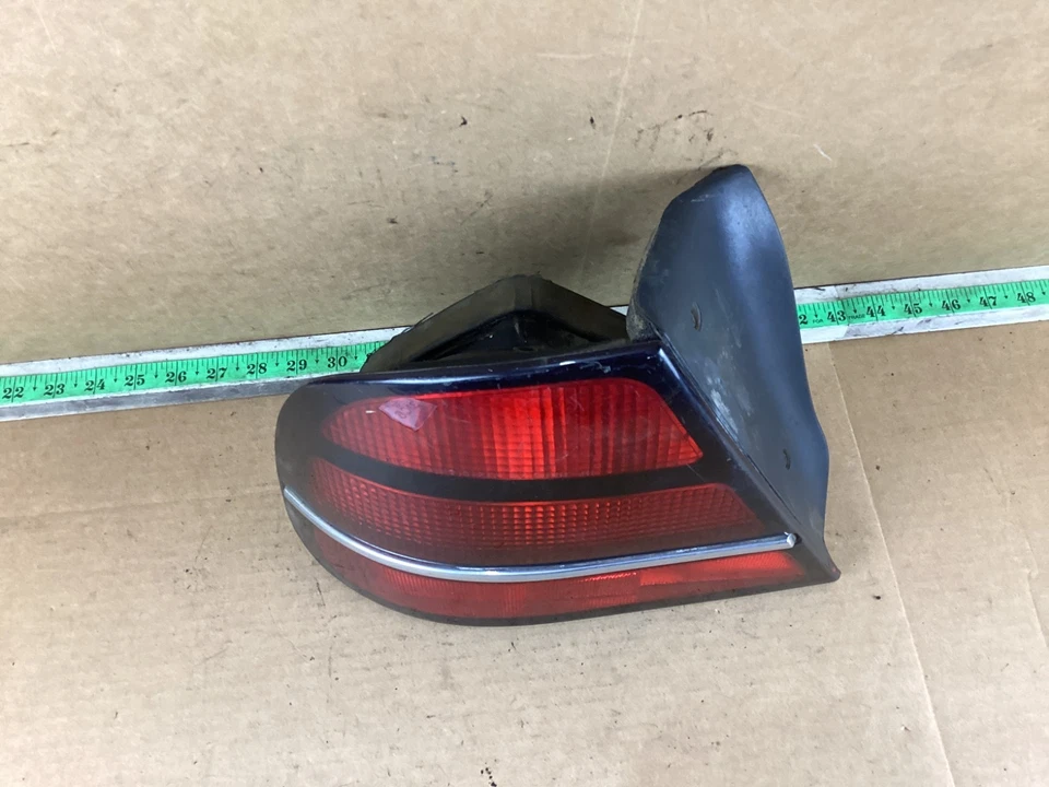 Conjunto de luz trasera izquierda Oldsmobile 88 1992-1995 16515671 OEM Foto 2 de 4