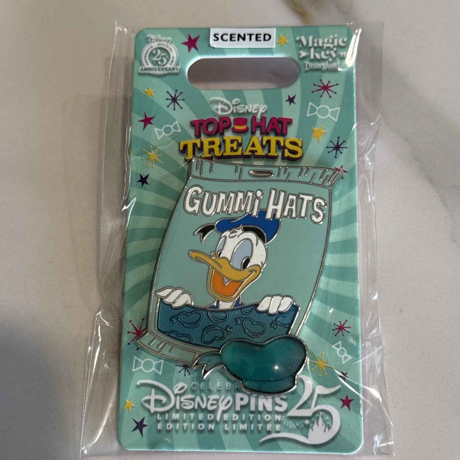 2025 DISNEY MAGIC KEY PIN TOP HAT TREATS GUMMI HATS DONALD DUCK LE1500