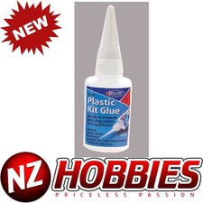 DELUXE Plastic Kit Glue, 20ml DLMAD70