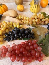 Faux fruits raisins vintage plusieurs tailles et couleurs. Énorme lot
