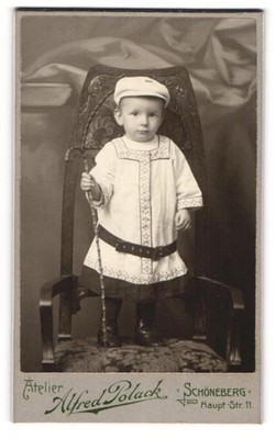 Fotografie Alfred Polack, Berlin-Schöneberg, junger Knabe Günter Pauli mit Stoc 