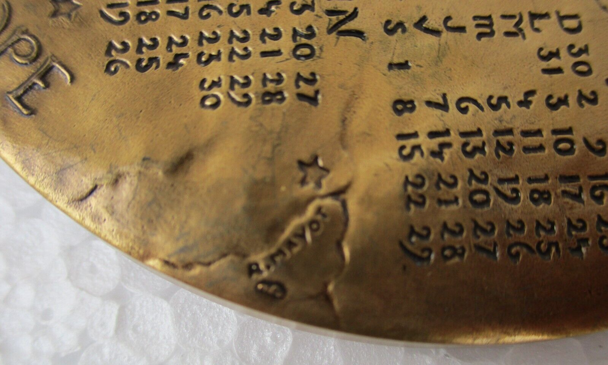 Médaille Presse-papiers de La Monnaie de Paris en bronze dit florentin, par Renée MAYOT Io génisse Zeus diamètre 7,2 cm poids 350 gr XXe siècle - Collection